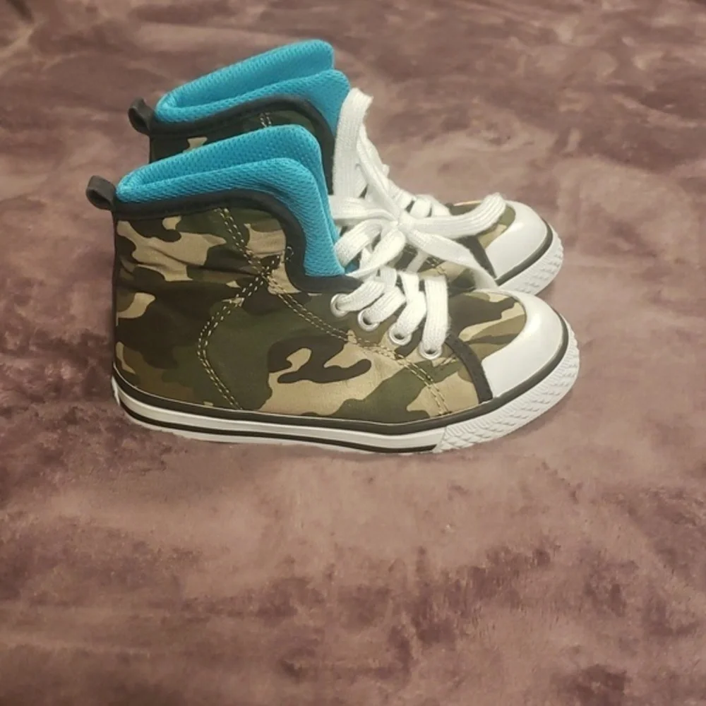 Crazy 8 high top camo shoes size 9‎
